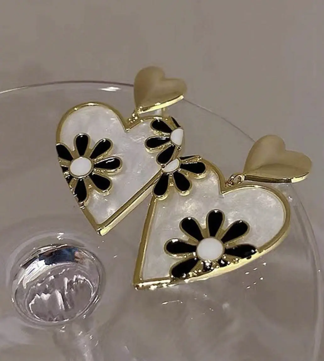 1Pair French Style Personality Small Daisy & Heart Shaped Earrings 1