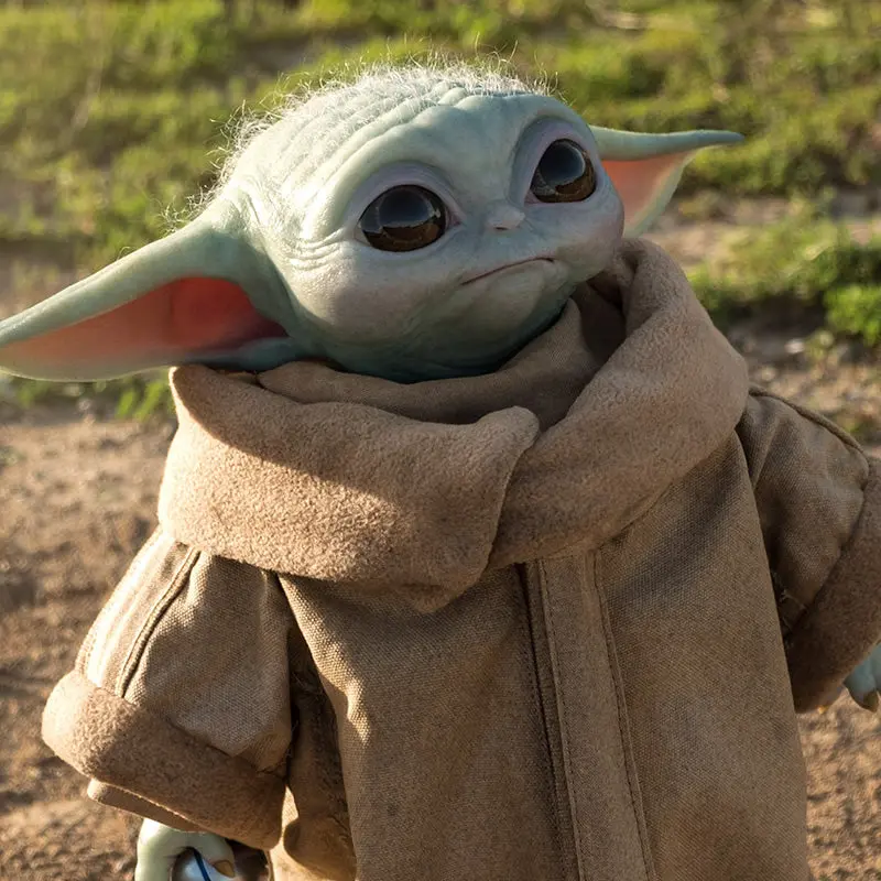 Star Wars The Mandalorian: The Child Life-Size Figure (Baby Yoda) 1