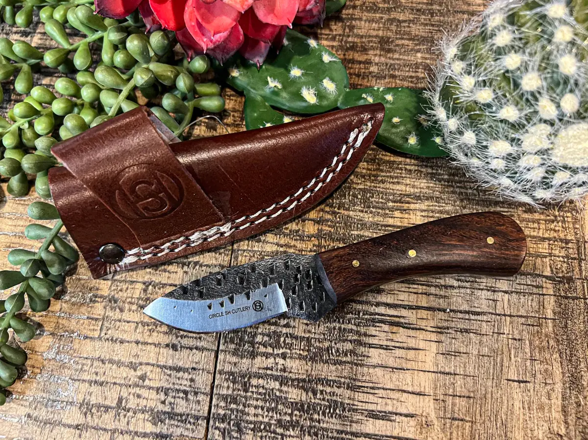 Circle Sh - Knife Wood Handle With Rasp 1
