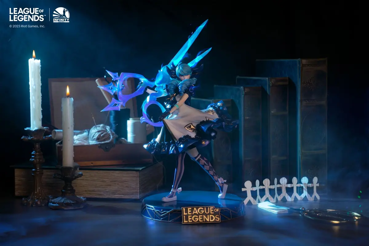 League Of Legends: The Hallowed Seamstress Gwen (Pre-Order) 1