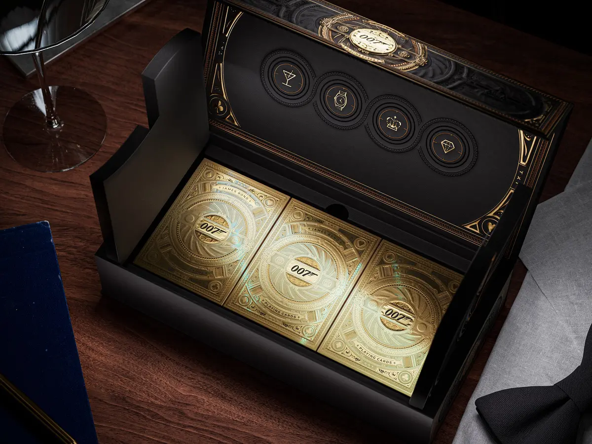 James Bond 007: Collectible Box Of Playing Cards And Pen Set 1
